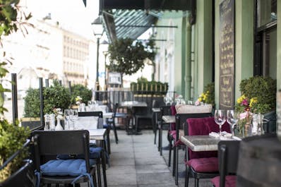 1900 Bar & Restaurant