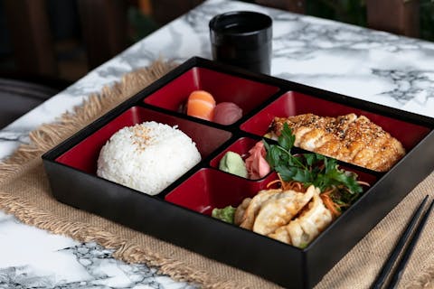 Honkaku Sushi & Thai Restaurant